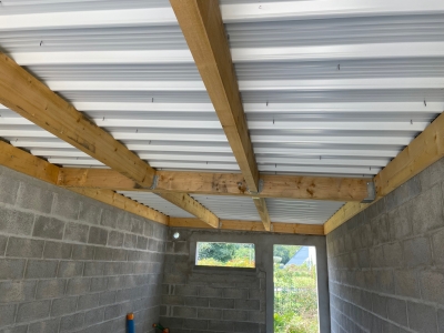 Bac acier isolé blanc sur garage